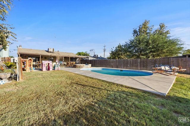 700 Brentwood Drive, Bakersfield, CA 93306