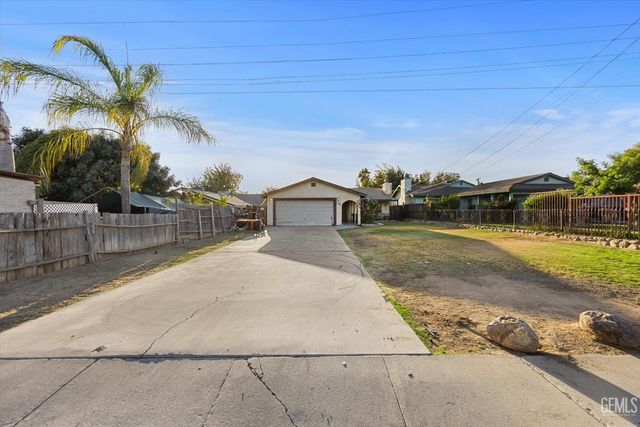 700 Brentwood Drive, Bakersfield, CA 93306