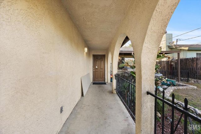 700 Brentwood Drive, Bakersfield, CA 93306