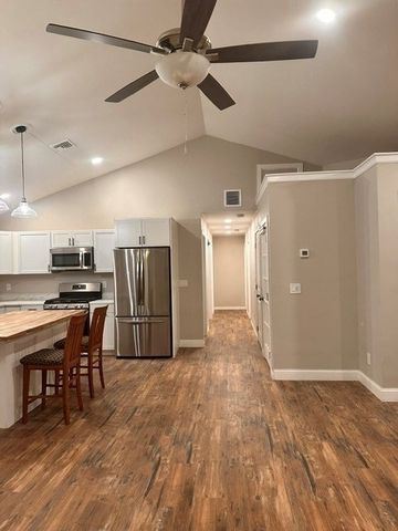 18 Maplewood Ave, Chicopee, MA 01013