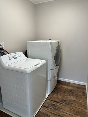18 Maplewood Ave, Chicopee, MA 01013