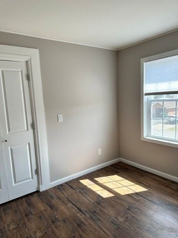 18 Maplewood Ave, Chicopee, MA 01013