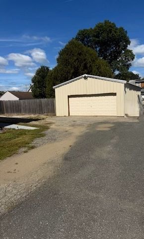 18 Maplewood Ave, Chicopee, MA 01013