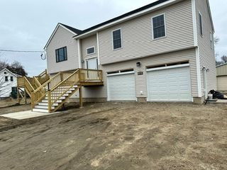 18 Maplewood Ave, Chicopee, MA 01013