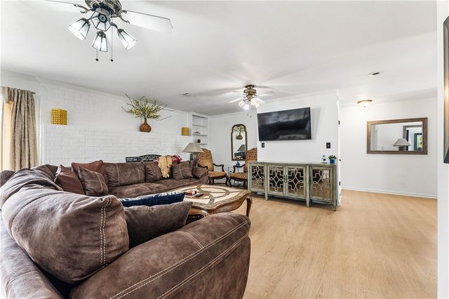 1101 NE 2nd Street, Bentonville, AR 72712