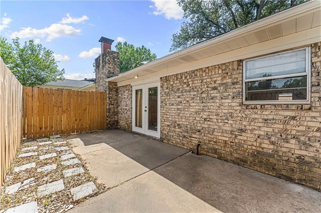 1101 NE 2nd Street, Bentonville, AR 72712