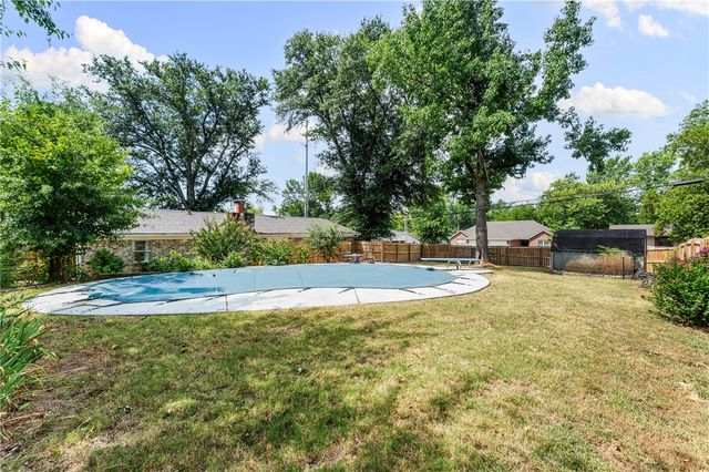 1101 NE 2nd Street, Bentonville, AR 72712