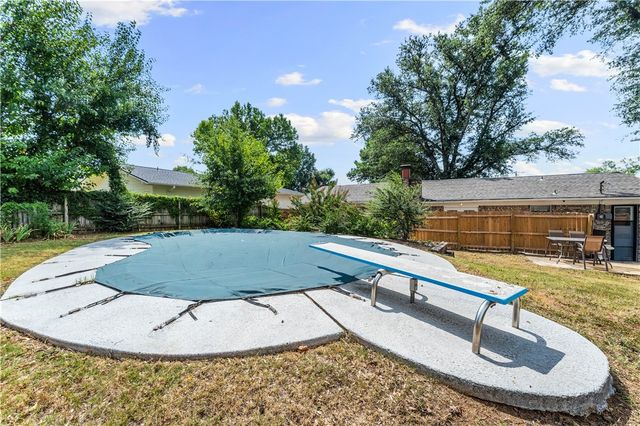 1101 NE 2nd Street, Bentonville, AR 72712