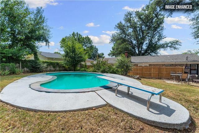 1101 NE 2nd Street, Bentonville, AR 72712