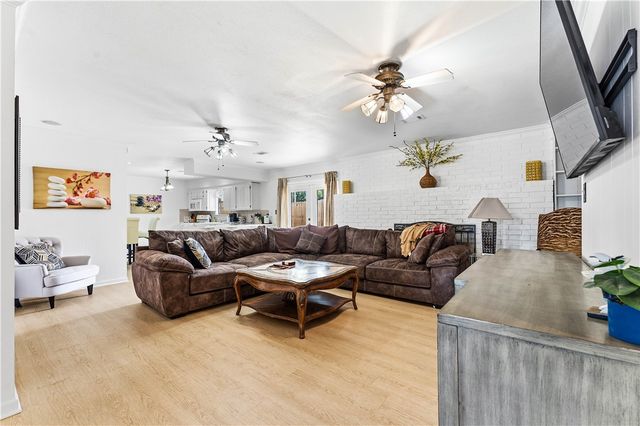 1101 NE 2nd Street, Bentonville, AR 72712
