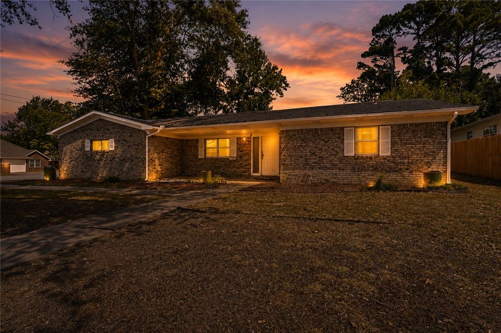 1101 NE 2nd Street, Bentonville, AR 72712