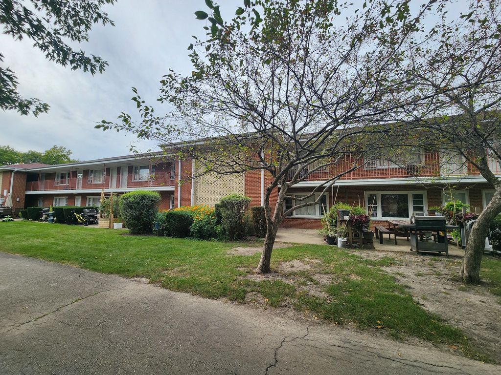 1107 E ALGONQUIN Road 16, Arlington Heights, IL 60005 — exterior