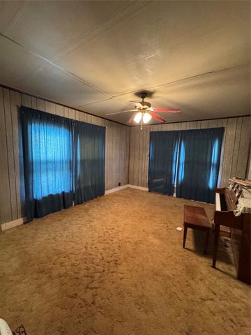 698 E Goeth Street, Lueders, TX 79533