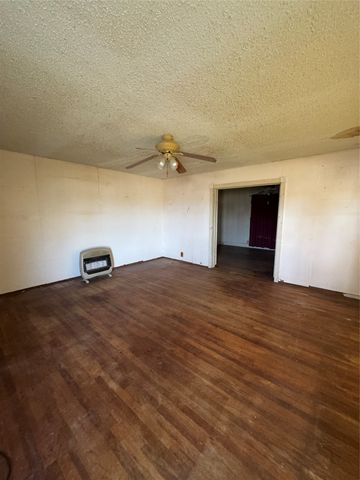 698 E Goeth Street, Lueders, TX 79533