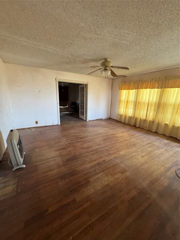 698 E Goeth Street, Lueders, TX 79533