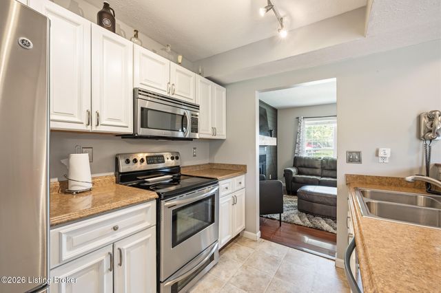 12202 Hideaway Ct, Louisville, KY 40245