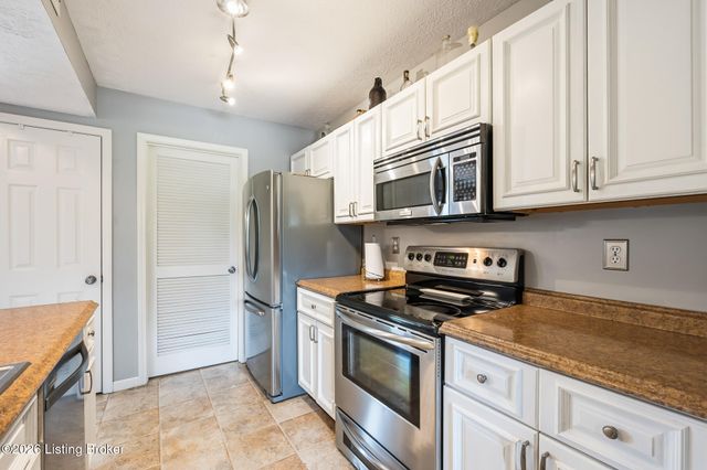 12202 Hideaway Ct, Louisville, KY 40245
