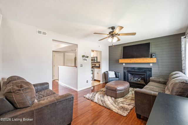12202 Hideaway Ct, Louisville, KY 40245
