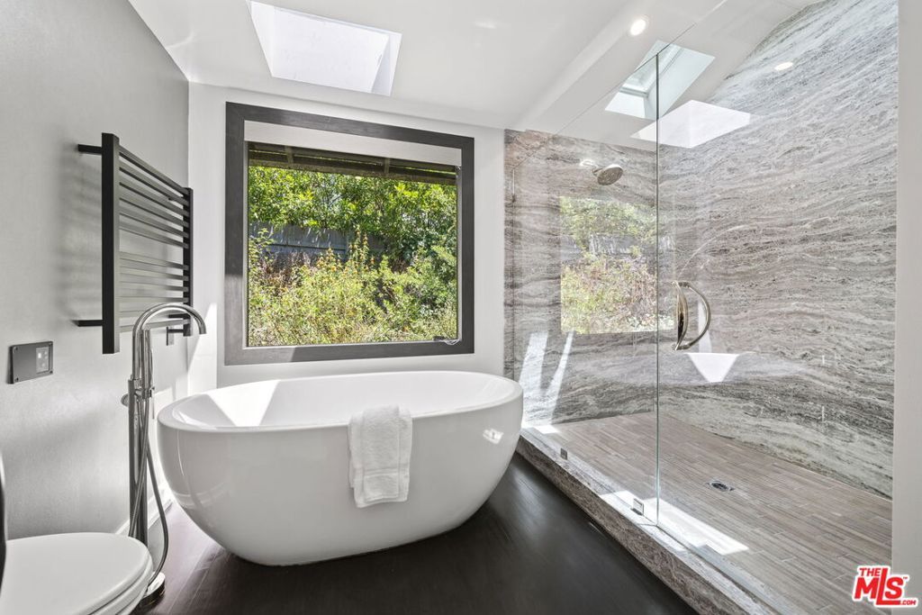 Image 13 of property listing at 3 Latimer Road, Santa Monica, CA 90402