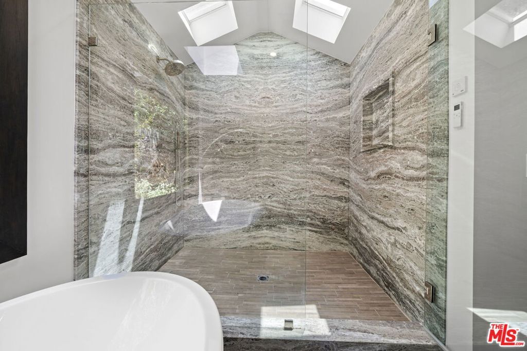 Image 14 of property listing at 3 Latimer Road, Santa Monica, CA 90402