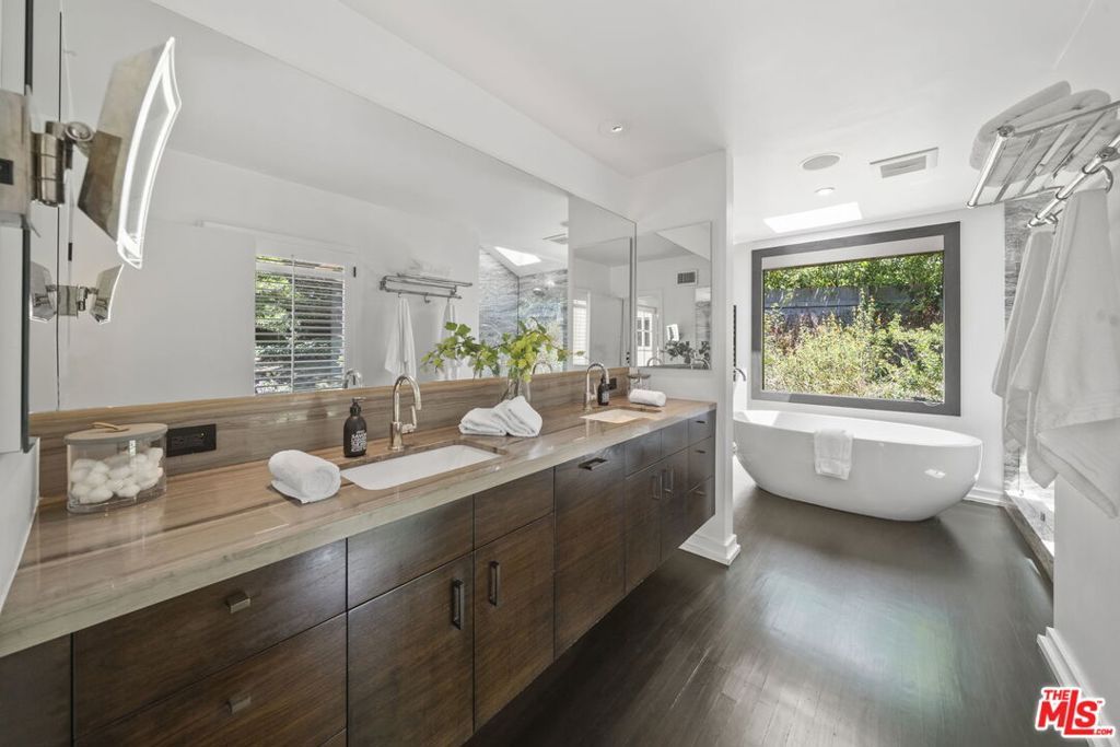 Image 15 of property listing at 3 Latimer Road, Santa Monica, CA 90402
