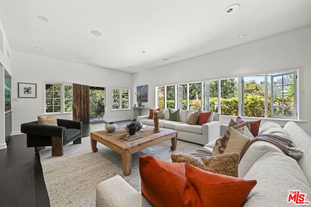 Image 2 of property listing at 3 Latimer Road, Santa Monica, CA 90402