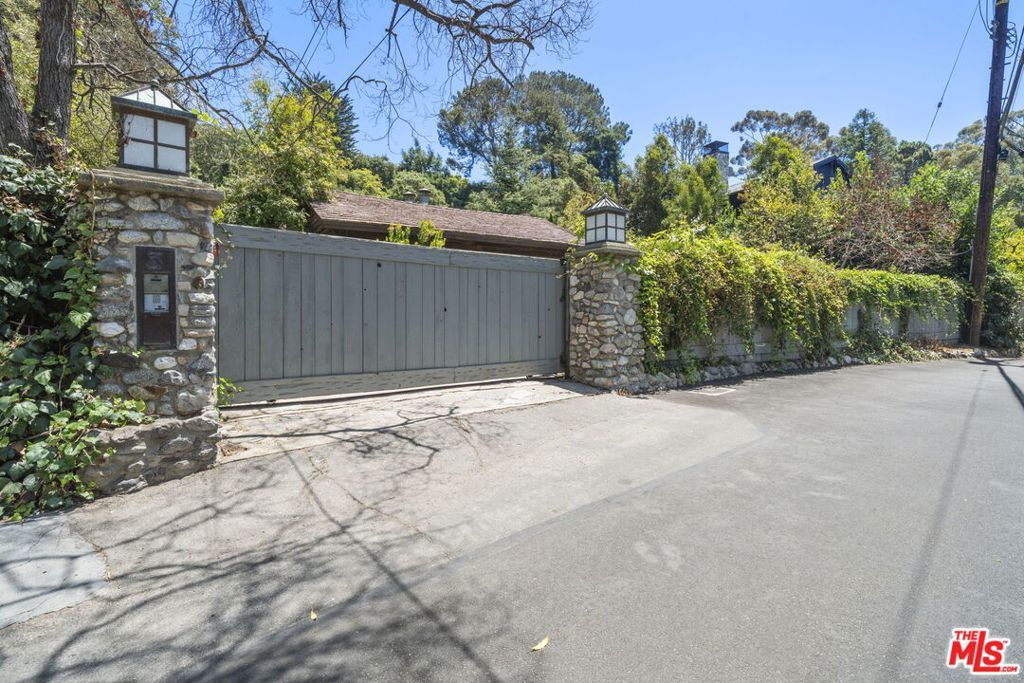 Image 35 of property listing at 3 Latimer Road, Santa Monica, CA 90402