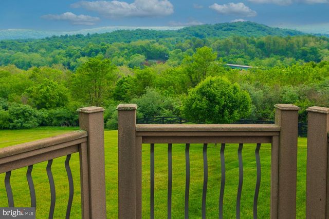 94 FALCON RIDGE DR, Charles Town, WV 25414