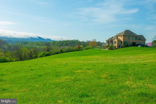 94 FALCON RIDGE DR, Charles Town, WV 25414