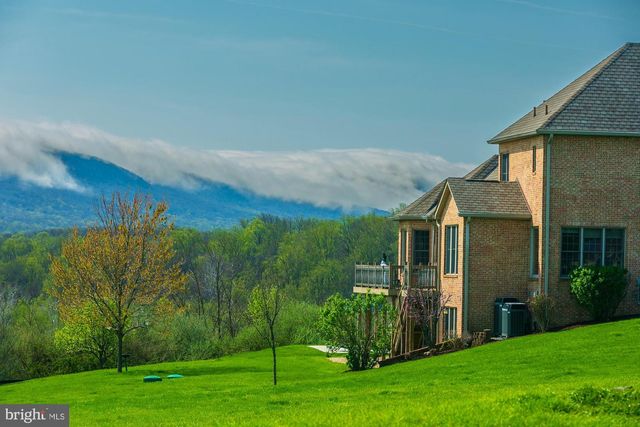 94 FALCON RIDGE DR, Charles Town, WV 25414
