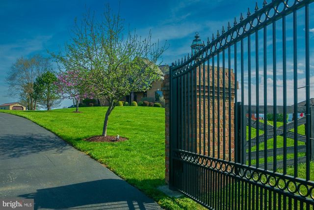 94 FALCON RIDGE DR, Charles Town, WV 25414