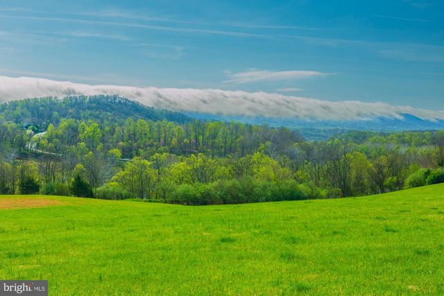 94 FALCON RIDGE DR, Charles Town, WV 25414