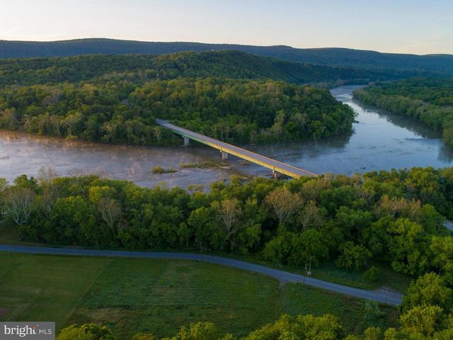 94 FALCON RIDGE DR, Charles Town, WV 25414