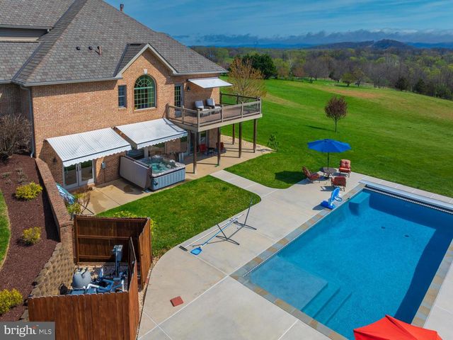 94 FALCON RIDGE DR, Charles Town, WV 25414
