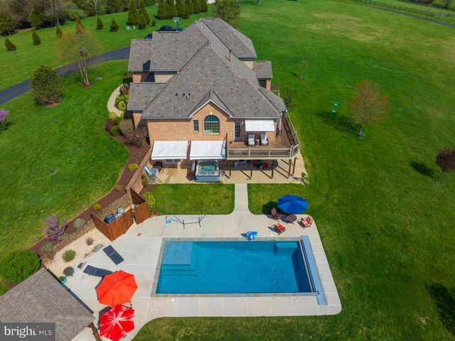 94 FALCON RIDGE DR, Charles Town, WV 25414