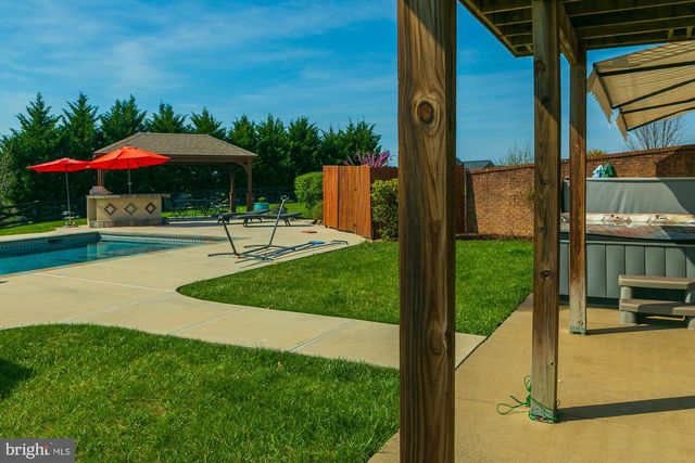 94 FALCON RIDGE DR, Charles Town, WV 25414