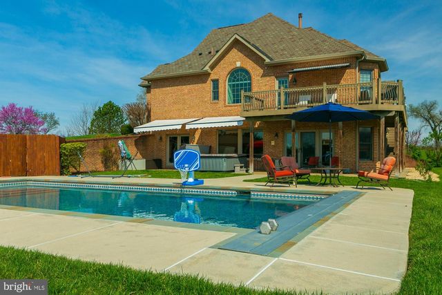 94 FALCON RIDGE DR, Charles Town, WV 25414