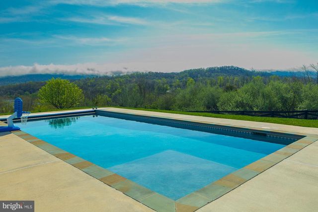 94 FALCON RIDGE DR, Charles Town, WV 25414