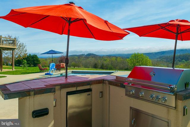 94 FALCON RIDGE DR, Charles Town, WV 25414