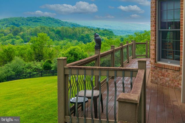 94 FALCON RIDGE DR, Charles Town, WV 25414