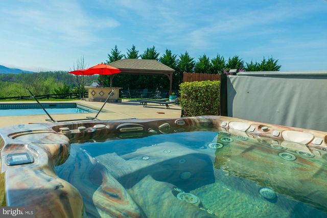 94 FALCON RIDGE DR, Charles Town, WV 25414
