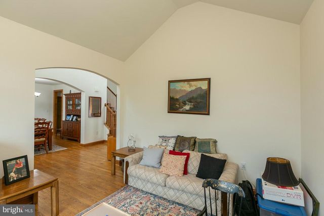 94 FALCON RIDGE DR, Charles Town, WV 25414