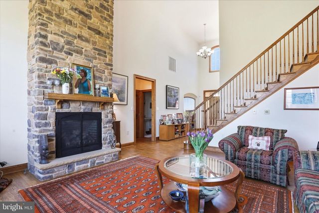 94 FALCON RIDGE DR, Charles Town, WV 25414