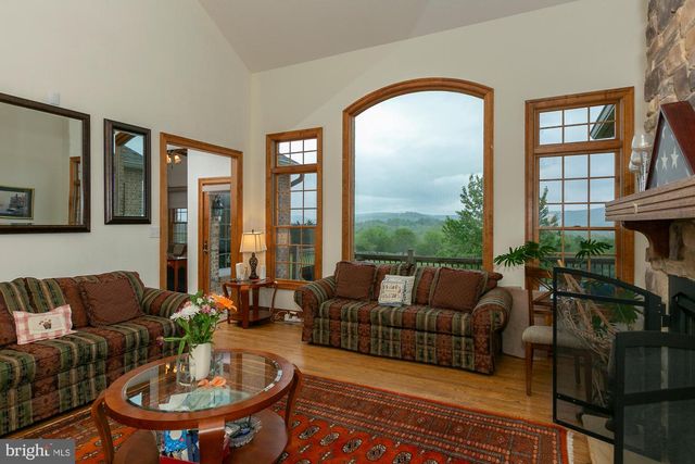 94 FALCON RIDGE DR, Charles Town, WV 25414