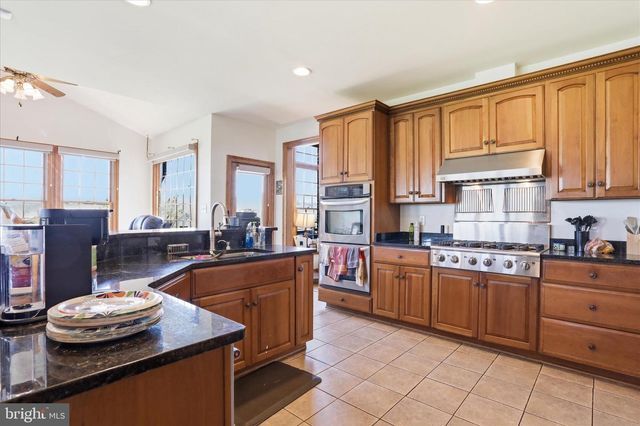 94 FALCON RIDGE DR, Charles Town, WV 25414