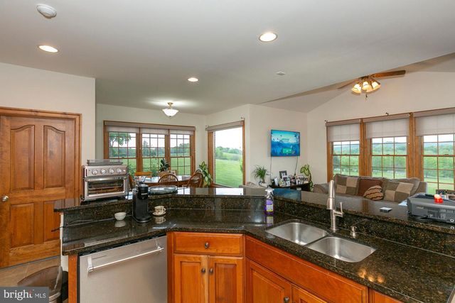 94 FALCON RIDGE DR, Charles Town, WV 25414