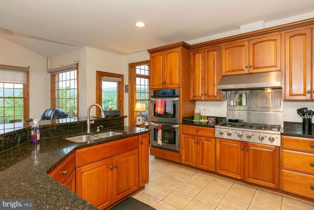 94 FALCON RIDGE DR, Charles Town, WV 25414