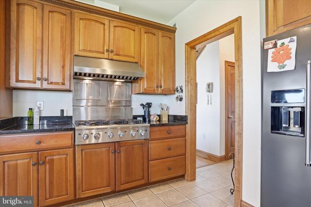 94 FALCON RIDGE DR, Charles Town, WV 25414