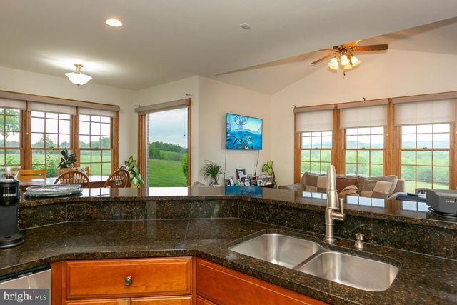 94 FALCON RIDGE DR, Charles Town, WV 25414