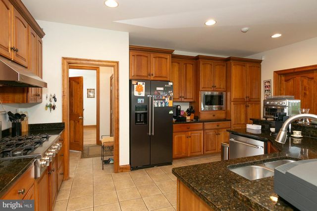 94 FALCON RIDGE DR, Charles Town, WV 25414